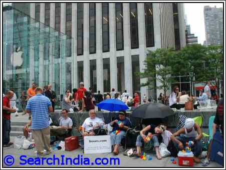 Apple Fans Standing in Line for First Gen iPhone